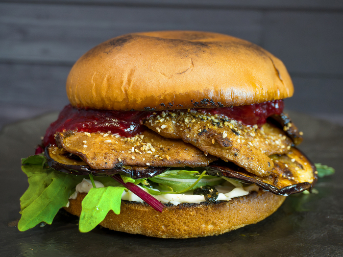 Яркий по цветам бургер, который сбивает с ног запахом и вкусом мастерски сплетённом из сочетания пяти классических вкусов!