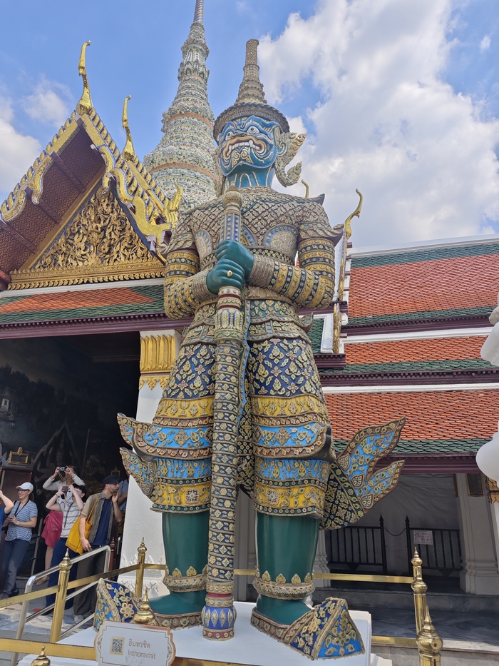 Зато вот вам демон страж.