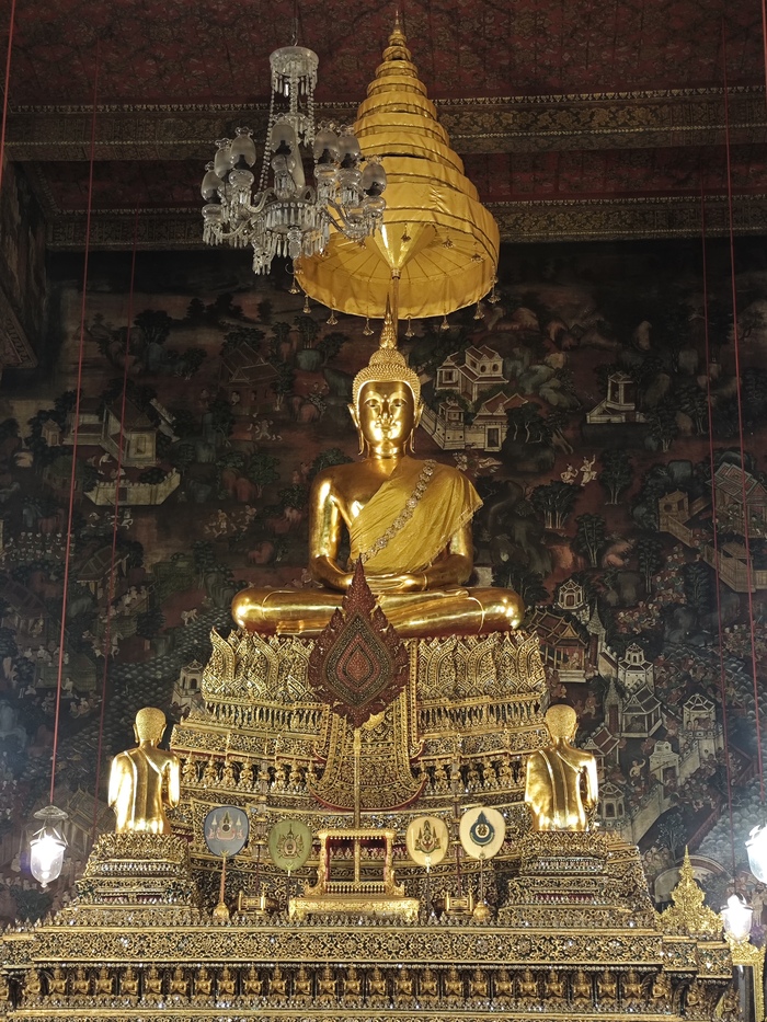 За спиной Будды забавные зарисовки местной жизни.