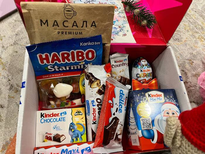 СЛАДОСТИ АААА. Я указала в анкете, что люблю мармелад харибо и сладости от Киндер. И Вот оно, новогоднее чудо, СПАСИБО БОЛЬШОЕ!!!!