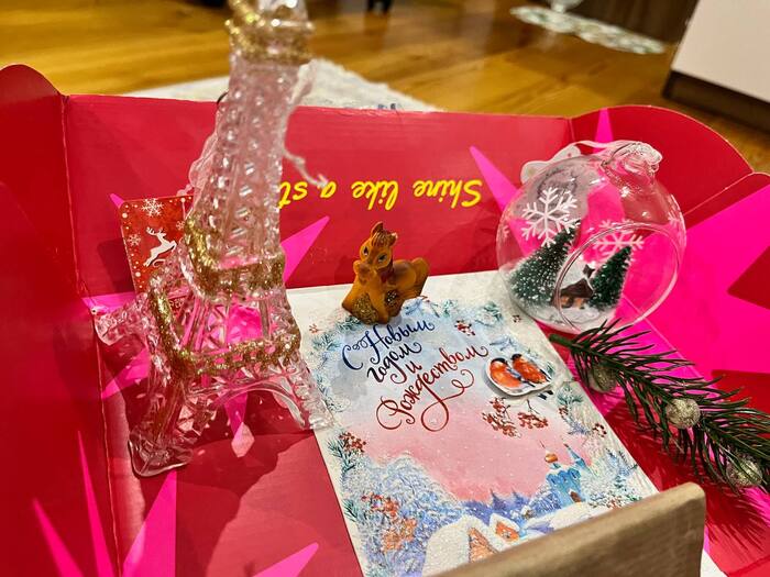 и вот новогодние игрушки!! Эйфелева башня и очень милый шар со снежным домиком и елочками. я очень рада СПАСИБО БОЛЬШОЕ!!