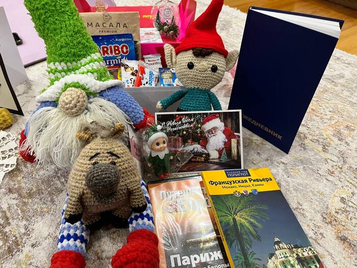 А вот и герои этой посылочки. Это самое милое, что у меня когда-либо было. Я до сих пор в шоке. ОЧень милый эльфик, и дедок, и лошадка (коричневая ето лошадка). Также я указала, что люблю рождественские/новогодние открытки, и вот теперь у меня на 1 больше!