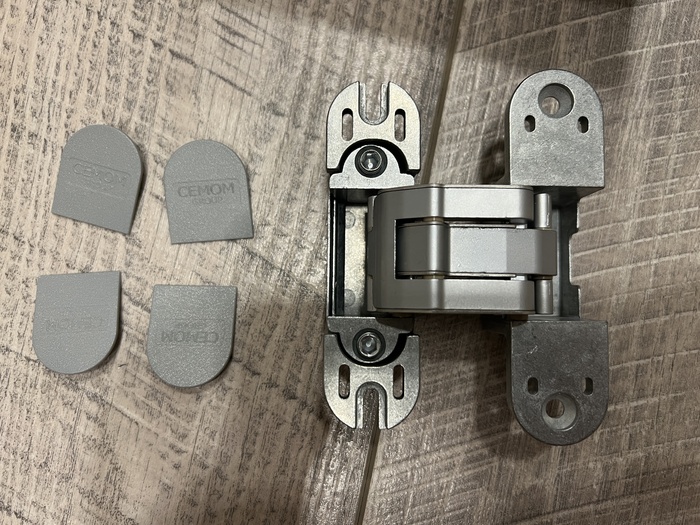 Cemom Estetic A601 в сером цвете - фирменные заглушки с надписью