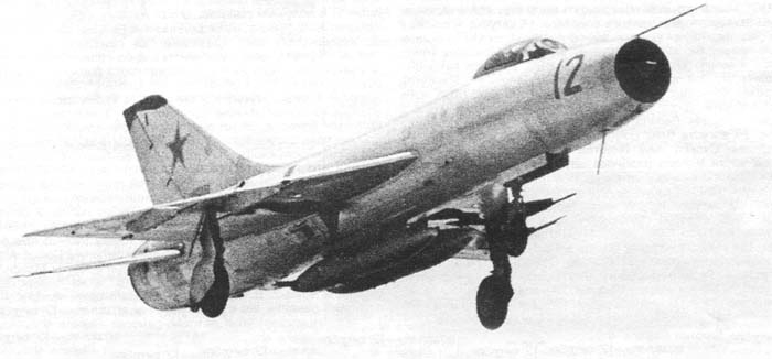 Серийный Су-9 с двумя ПТБ