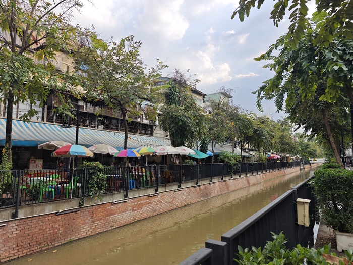 Кафе вдоль не самого чистого канала.