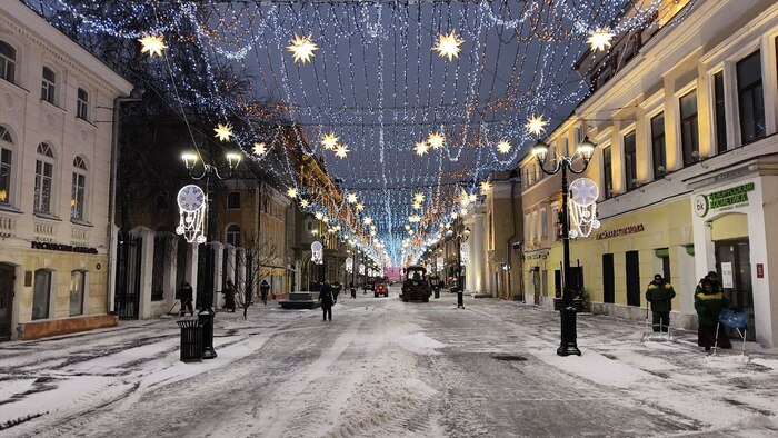 Две бригады по бокам Покровки сгребают снег в борозду посредине.