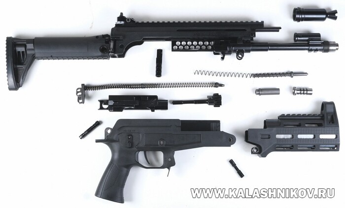 Неполная разборка 5,45-мм малогабаритного автомата АМ-17 выпуска 2025 года. Фото Михаила Дегтярёва