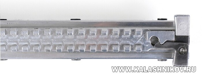 Первый прототип АМ-17 был оснащён рукояткой взведения затворной рамы по образцу AR-15. Фото Михаила Дегтярёва