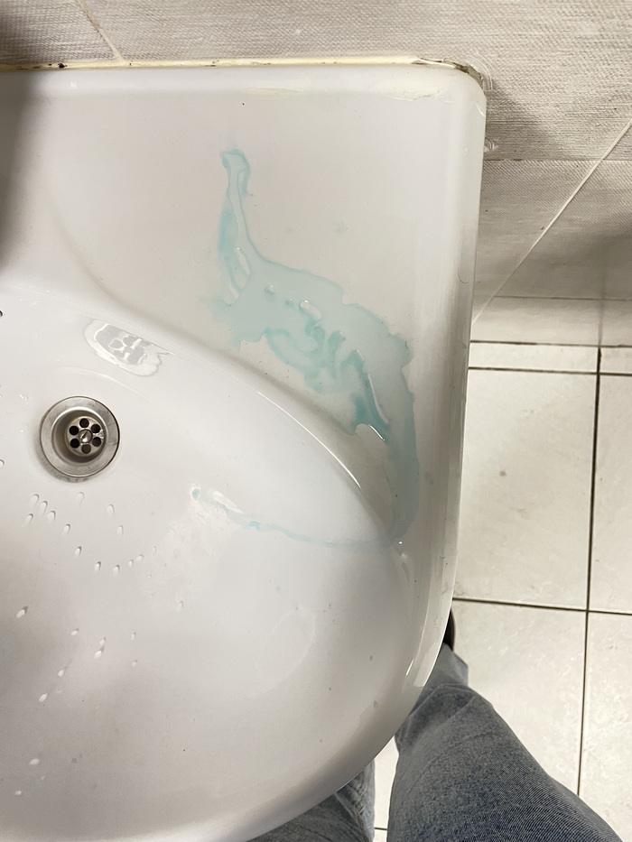 Просто протекающий диспенсер с мылом