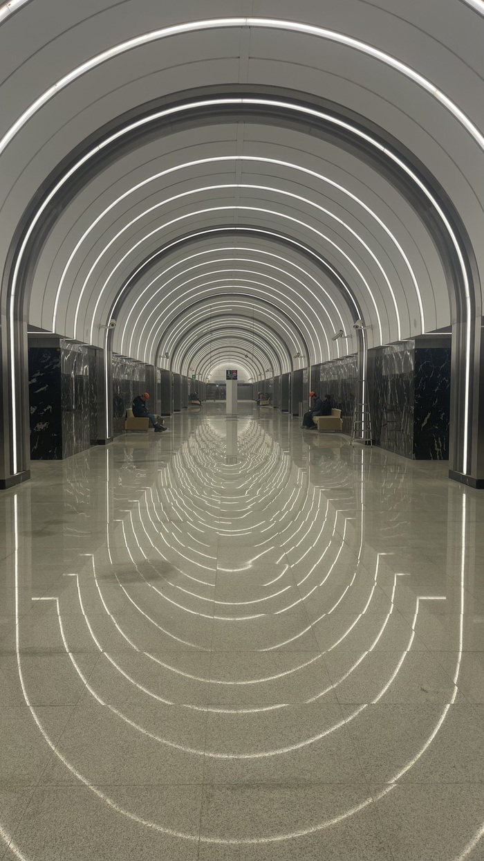 Вестибюль самой станции. Вид на эскалаторы.