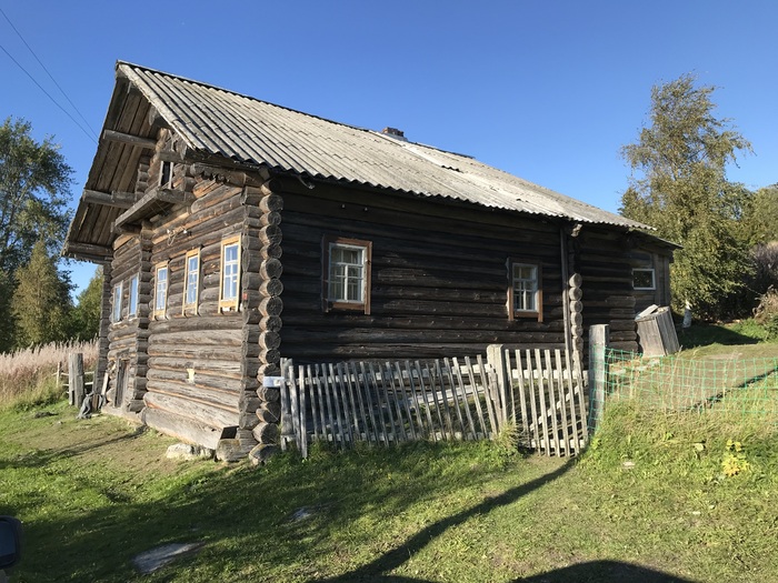 Дом непривычно огромный