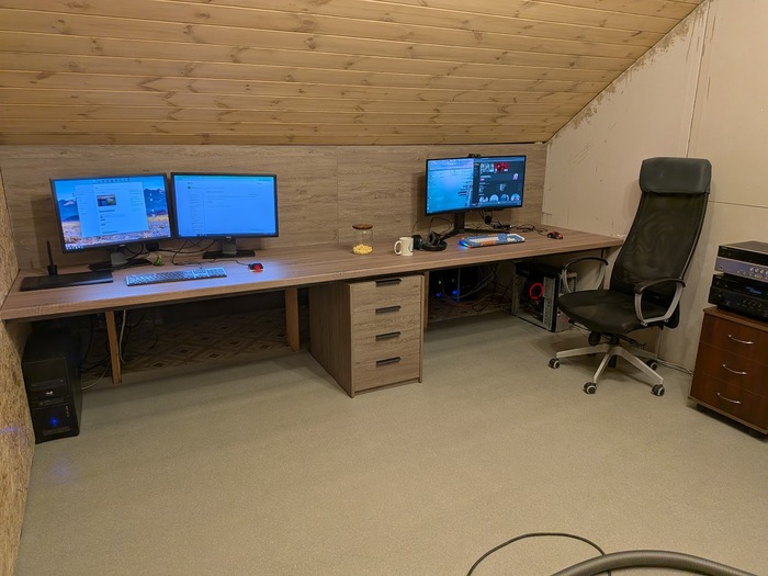 Не совсем еще доделанное рабочее место, но трудиться уже можно.