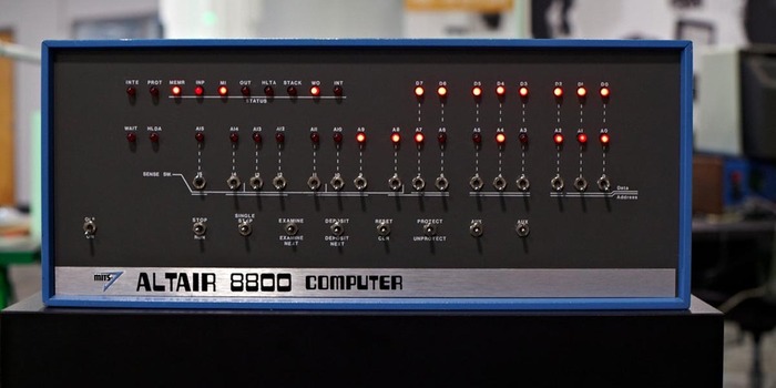 Altair 8800 - микрокомпьютер, разработанный компанией MITS