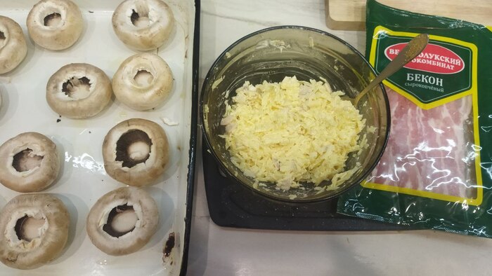 Шампиньоны в беконе на гриле