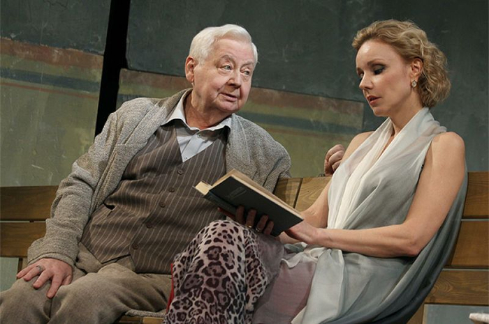 Марина Зудина. В 1986 году окончила курс Табакова в ГИТИСе, после чего сразу же оказалась в труппе «Табакерки». Роман молодой актрисы и знаменитого учителя начался в конце 80-х, а спустя годы Зудина стала женой Табакова. В браке родились двое детей.