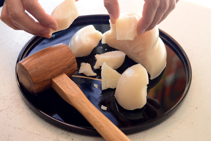 Разбивание лепешки кагами-моти. Фото с сайта <!--noindex--><a href="https://pikabu.ru/story/kagamimoti_13563216?u=http%3A%2F%2Fglobalkitchenjapan.com&t=globalkitchenjapan.com&h=fc64378521480be814fd998991df5c2863dd936d" title="http://globalkitchenjapan.com" target="_blank" rel="nofollow noopener">globalkitchenjapan.com</a><!--/noindex-->.