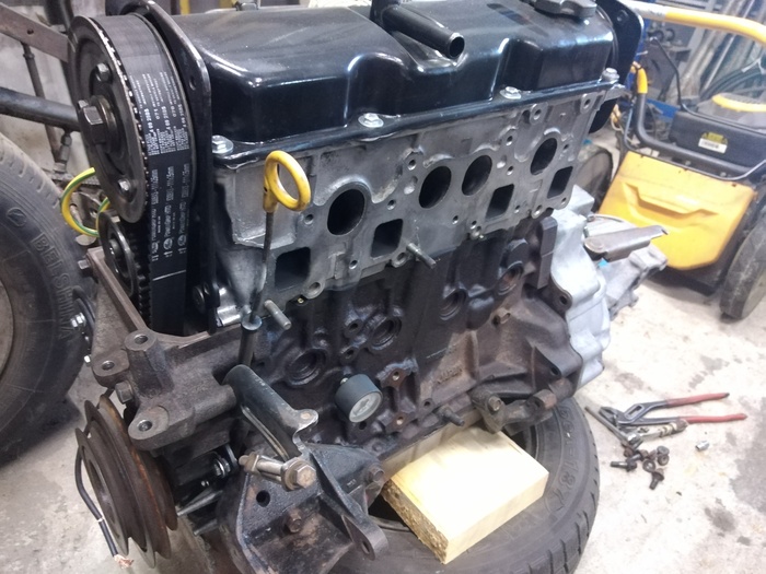 Манометр вкручен для проверки давления масла. На холодную на холостых 4 бар. Это хорошо.