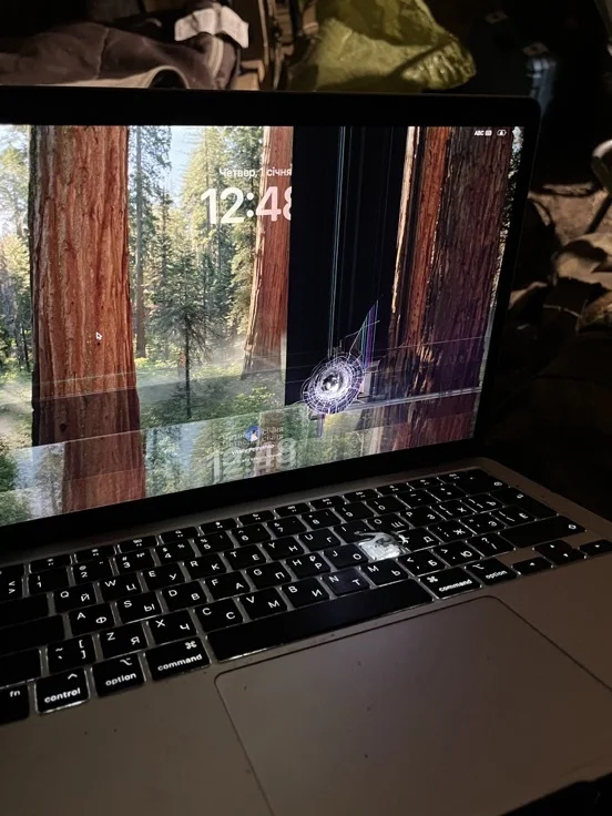 После попадания осколка - Apple, Macbook, Осколки, Снаряд