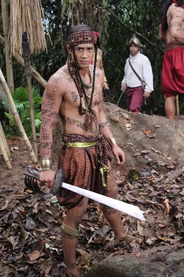 Туземный воин вооружённый Кампиланом - традиционным мечом филиппинцев. Реконструкция.