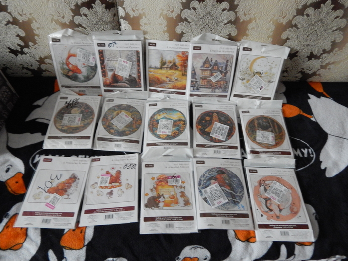 Мир вышивки. Люблю безумно за разнообразие и коллабы с дизайнерами. Вот они еще большие круги 5 штук и 1 маленький со снегирями. Еще там Ксения Новикова, Наталья Юркевич и другие.