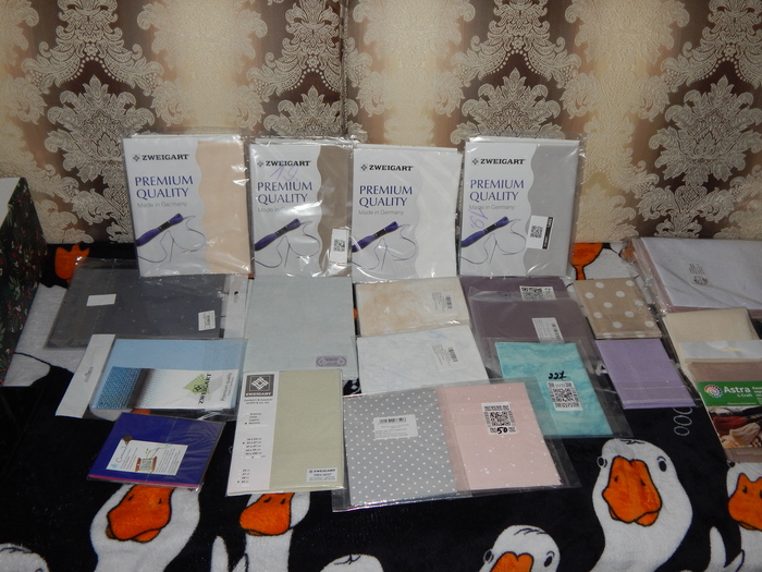 Запасы равномерки. Больше всего я люблю Murano от Zweigart. Еще тут белорусские, ручное окрашивание, справа вверху пачка турецкой канвы и пластик. Нижние три в центре где мелкий горох, розовый и бледно-зеленый муж подарил на этот новый год.