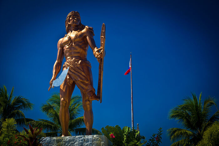 Статуя у храма на Себу.