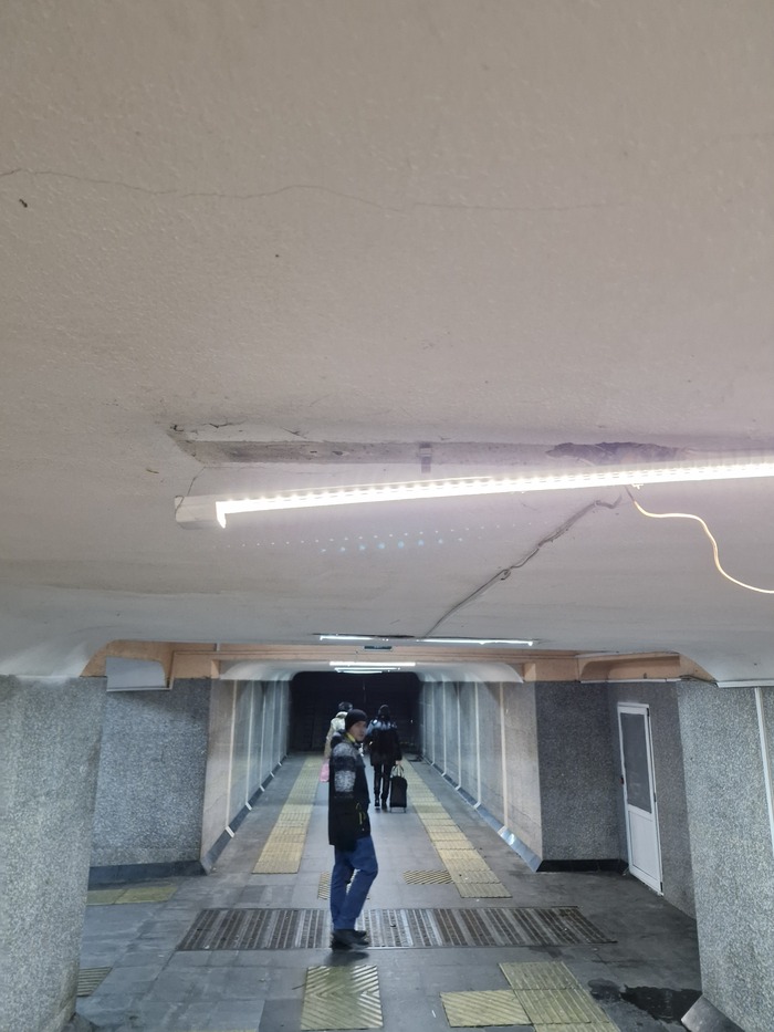 Одна уже держится на честном слове. Сюда явно нужны попрочнее.