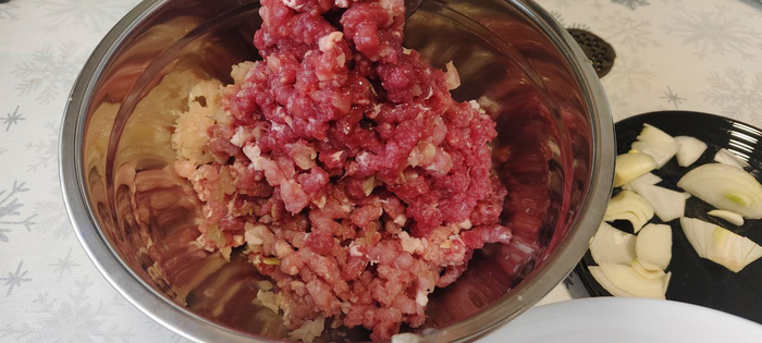 Кручу фарш. Сначала через крупные ячейки, потом через мелкие