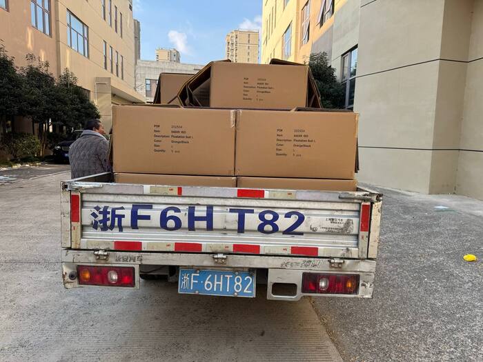 Отправили товары для погрузки контейнера