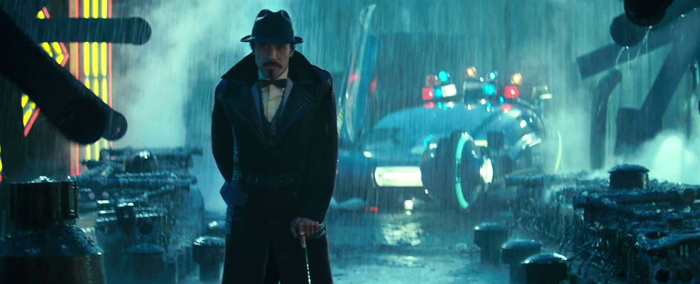 Детектив Гафф пристально смотрит на тебя