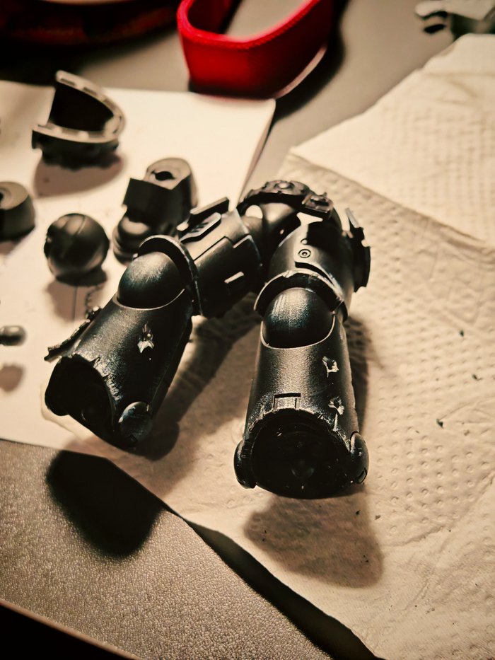 Потертости сначала делал белыми оттенками, потом вспомнил, что это все-таки не миниатюра и можно ближе к реализму - и проходился сверху уже ганметаллом. И Тит, кстати, также покрыт по краям бронеплит И повреждений добавил.