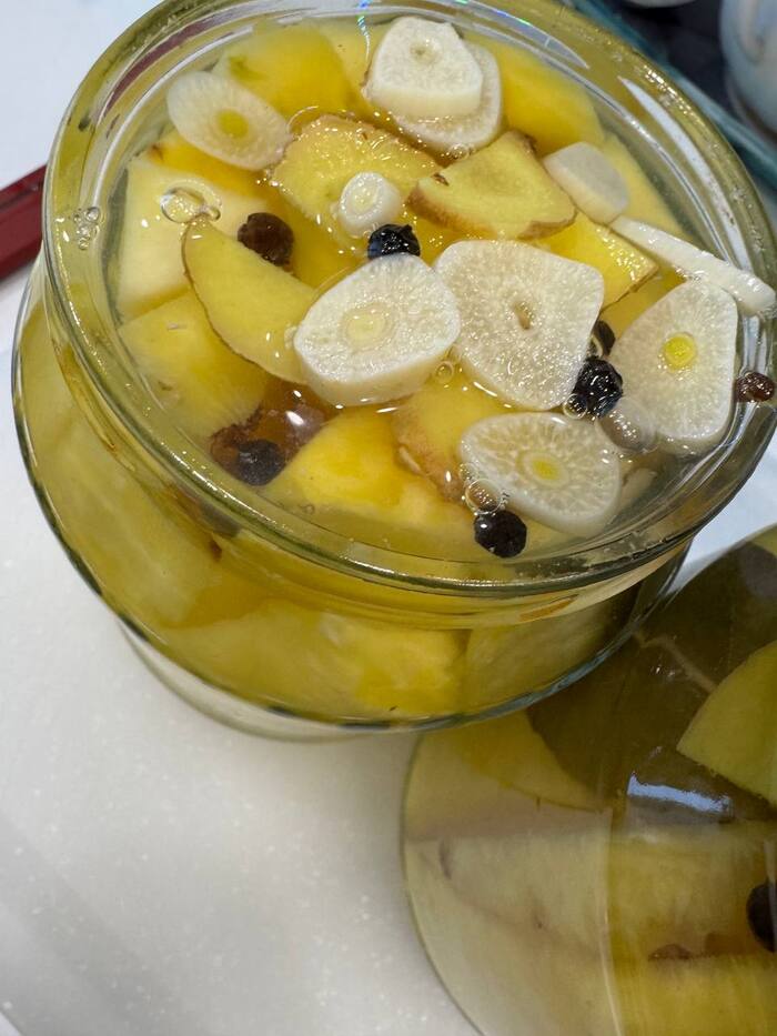 Остудил маринад и залил, чеснок, перец, имбирь положил сверху