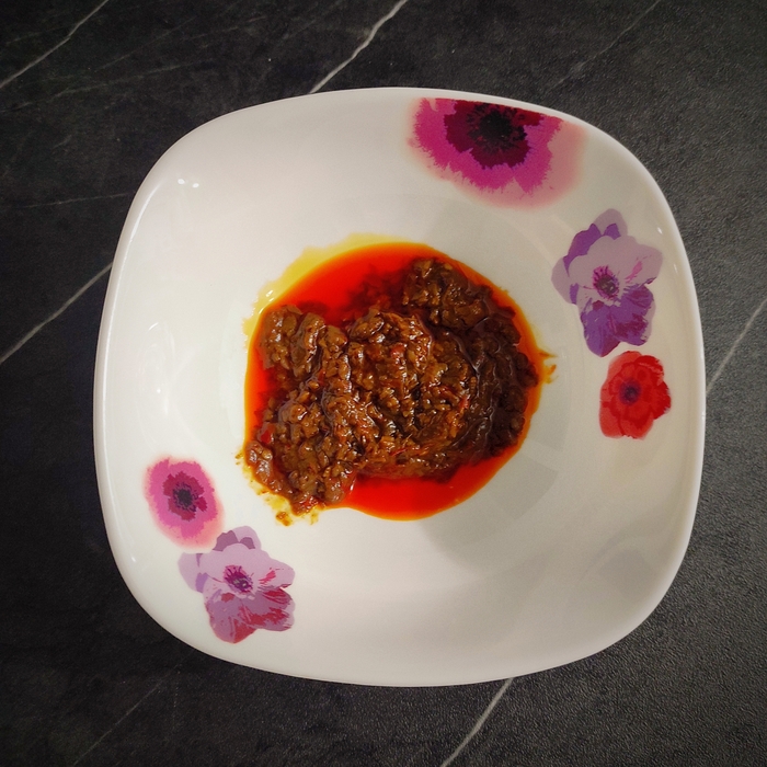 Красный острый соус.