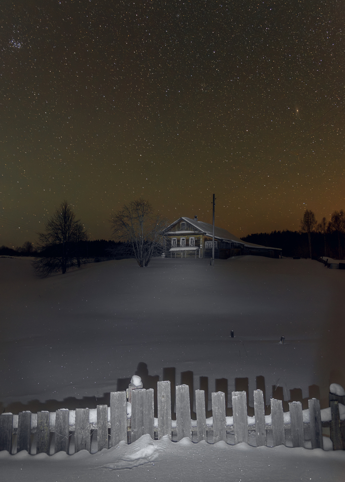 Звездная ночь у одинокого дома