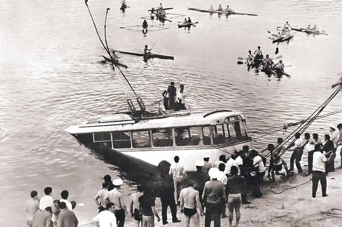 Шаварш Карапетян вытащил 46 пассажиров из утонувшего троллейбуса за 20 минут. Фото: Герберт БАГДАСАРЯН/TASS