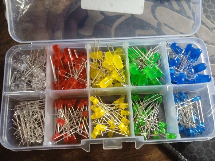 ����� ����������� ~0.05��, �������, Ƹ���� 2.5v , � ��������� 3.2v +���� (������� �����). ������ 3��, �������� 5��