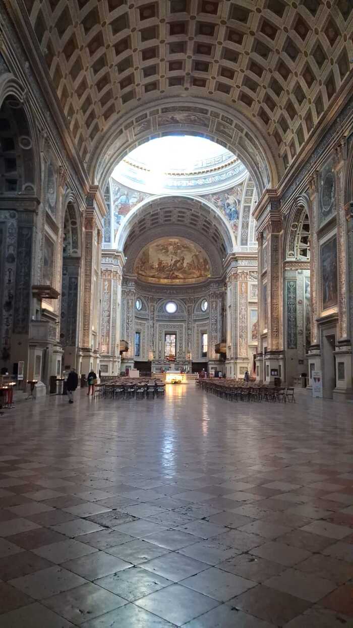 Внутри храма