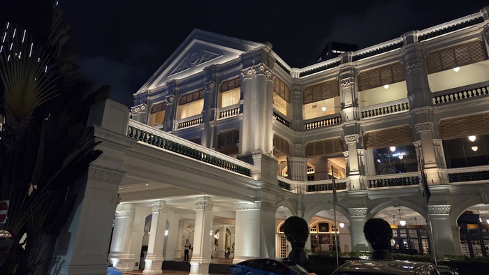 ������������� ����� ��������� 1887 ����, ��������� � ����� ���������� ������ (Raffles Hotel Singapore). ������ � ��� ��������� ���������� Long bar, ��� ��������� �������� ������������ �����.