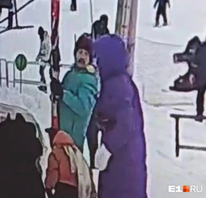 ����������� ����� ������ �� ����� ������ ���� ��������: �������� <!--noindex--><a href="https://pikabu.ru/story/v_ekaterinburge_muzhchina_nabrosilsya_na_rebenka_i_stal_zhestoko_izbivat_ego_13607942?u=http%3A%2F%2FE1.RU&t=E1.RU&h=d14cb2f4849bc246a517d6332b909846dc263a36" title="http://E1.RU" target="_blank" rel="nofollow noopener">E1.RU</a><!--/noindex-->