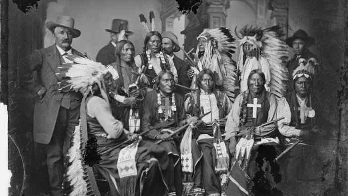 Вожди сиу и арапахов, слева сидит Красное Облако
