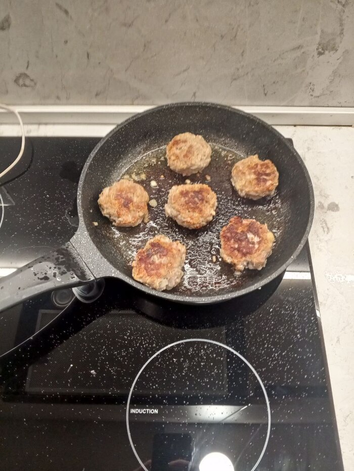 Вся влага ушла в вытяжку, а жир на плиту.