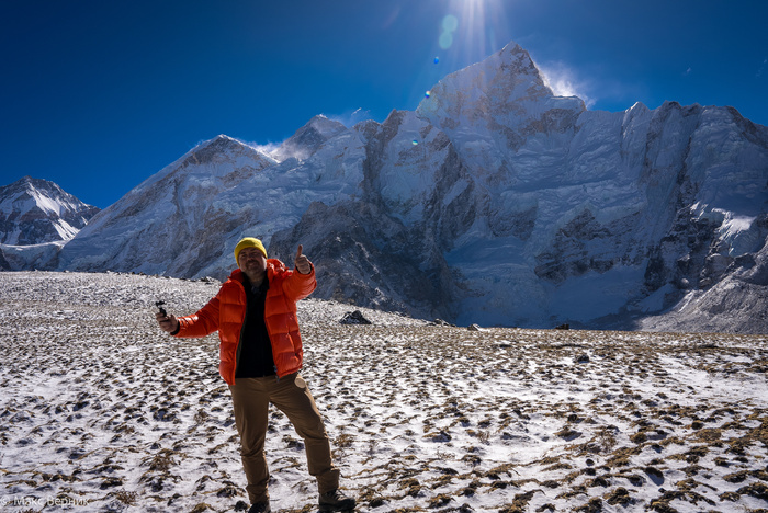 Если мысленно провести прямую линию от моего поднятого вверх большого пальца, то вы увидите на заднем плане вершину Эвереста. Такие дела.