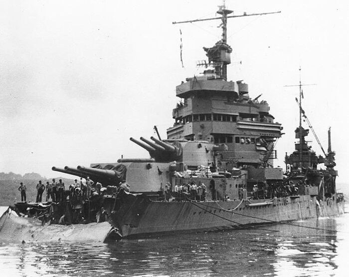 ���. 8. 1942.12.01 The USS �Minneapolis� (CA-36) in the port of Tulagi the Japanese torpedo hit