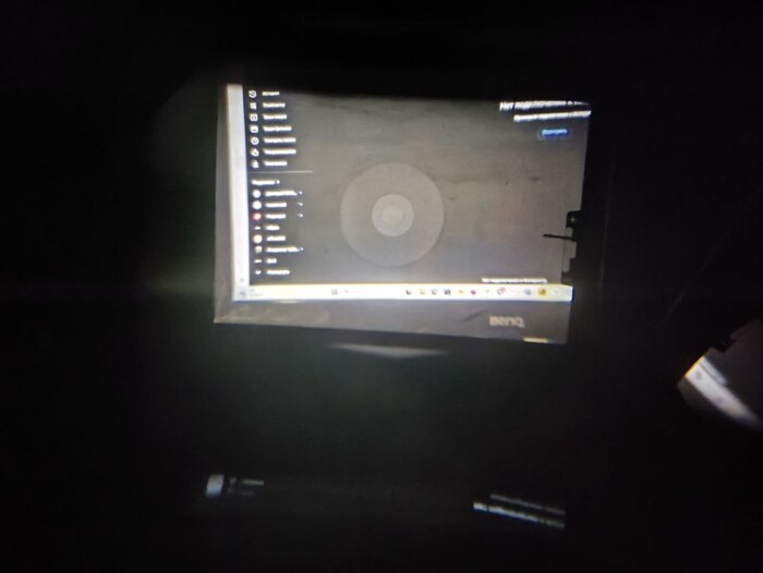 это так выглядит видоискатель через окуляр, справа видно стрелку, которая отображает замер экспозиции