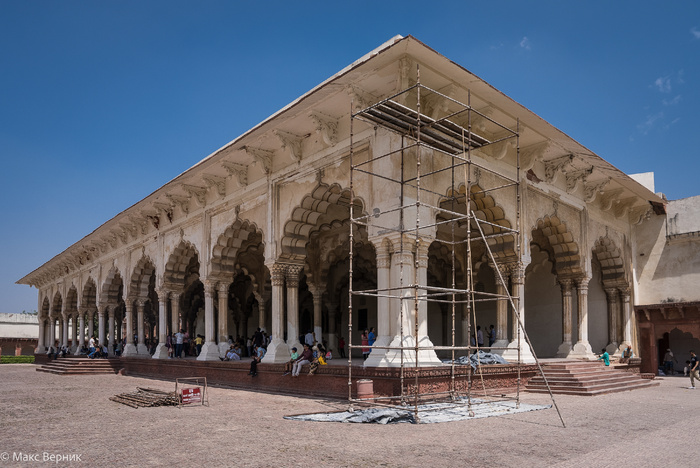 А я бродил по пустым садам, наслаждаясь архитектурой, параллельно осознавая уровень решений, которые принимались в стенах этого форта.