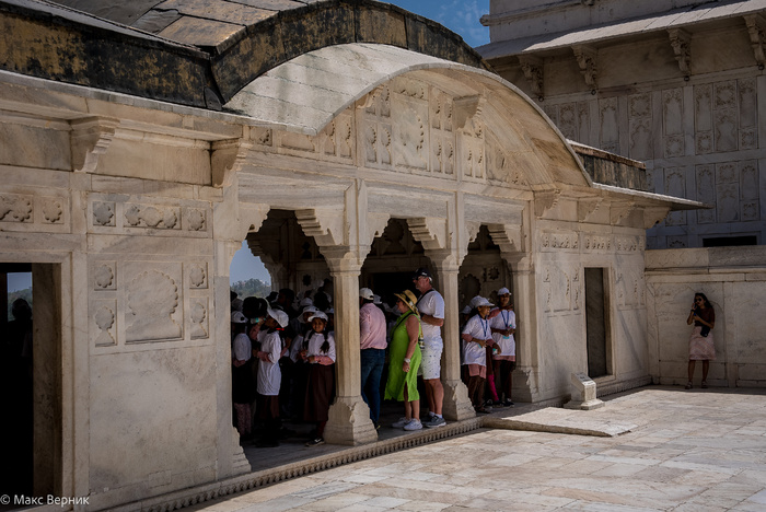 Люди прятались от отвесного солнца в мраморных галереях.