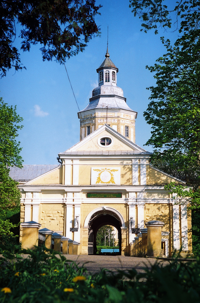 Дворец Радзивиллов - въездные ворота