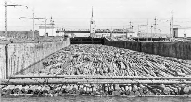 Плот в шлюзовой камере, 1960 г. <a href="https://pikabu.ru/story/burlaki_na_kame_13621575?u=https%3A%2F%2Fvk.com%2Faway.php%3Fto%3Dhttps%253A%252F%252Fpastvu.com%252Fp%252F871409%26cc_key%3D&t=%D0%98%D1%81%D1%82%D0%BE%D1%87%D0%BD%D0%B8%D0%BA&h=822ce835aa80f0fca118461eb5a81e590406c3c6" title="https://vk.com/away.php?to=https%3A%2F%2Fpastvu.com%2Fp%2F871409&cc_key=" target="_blank" rel="nofollow noopener">Источник</a>