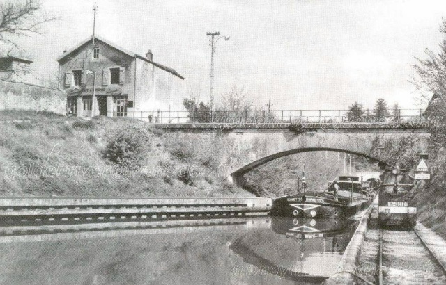 Локомотивная проводка баржи по каналу Марна — Рейн. <a href="https://pikabu.ru/story/burlaki_na_kame_13621575?u=https%3A%2F%2Fvk.com%2Faway.php%3Fto%3Dhttp%253A%252F%252Fbab.viabloga.com%252Fnews%252Fnostalgie-des-machines%26cc_key%3D&t=%D0%98%D1%81%D1%82%D0%BE%D1%87%D0%BD%D0%B8%D0%BA&h=c432f18435bdcc1fa2a4baa4de42b00dbea2ff1b" title="https://vk.com/away.php?to=http%3A%2F%2Fbab.viabloga.com%2Fnews%2Fnostalgie-des-machines&cc_key=" target="_blank" rel="nofollow noopener">Источник</a>