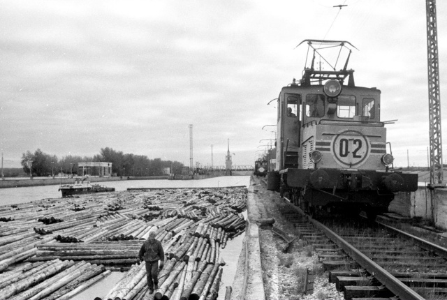 IIКП4Б-02 заводит плот в канал. 60-е гг. <a href="https://pikabu.ru/story/burlaki_na_kame_13621575?u=https%3A%2F%2Fvk.com%2Faway.php%3Fto%3Dhttps%253A%252F%252Fpastvu.com%252Fp%252F265716%26cc_key%3D&t=%D0%98%D1%81%D1%82%D0%BE%D1%87%D0%BD%D0%B8%D0%BA&h=e1f1f6ca8426920c799c80aa9e1e78f1cdf0d02f" title="https://vk.com/away.php?to=https%3A%2F%2Fpastvu.com%2Fp%2F265716&cc_key=" target="_blank" rel="nofollow noopener">Источник</a>